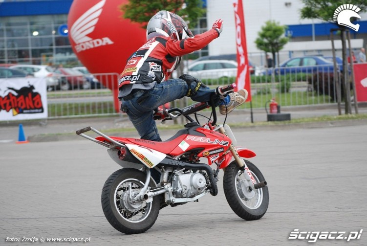 Popisy na motocyklu maly Piotrus