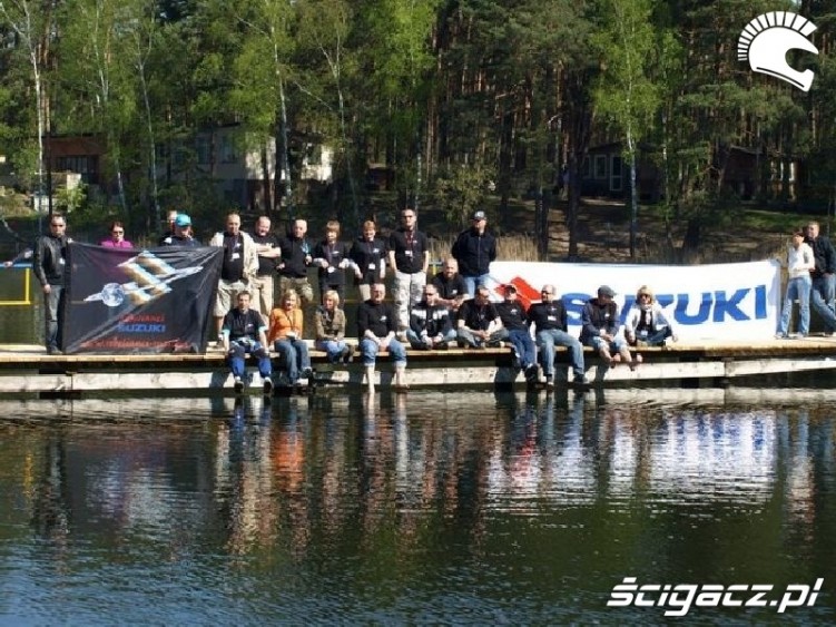 Rebelinaci spotkanie nad jeziorem