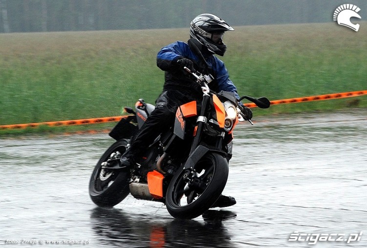 lotnisko Kakolewo jazdy motocyklem