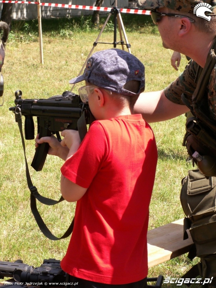 dziecko z karabinem - Dzien Dziecka w Centrum Zdrowia Dziecka 2011