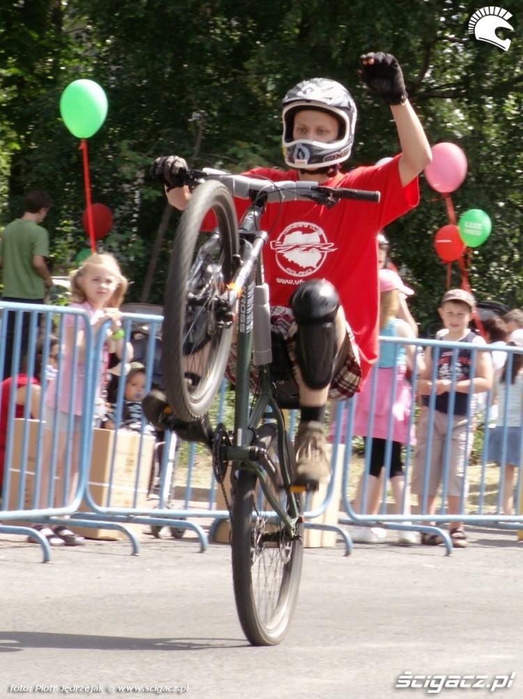na kole bez reki rower - Dzien Dziecka w Centrum Zdrowia Dziecka 2011