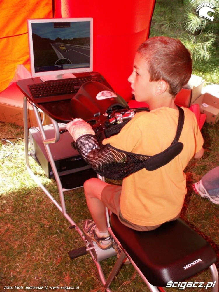symulator jazdy motocyklem - Dzien Dziecka w Centrum Zdrowia Dziecka 2011