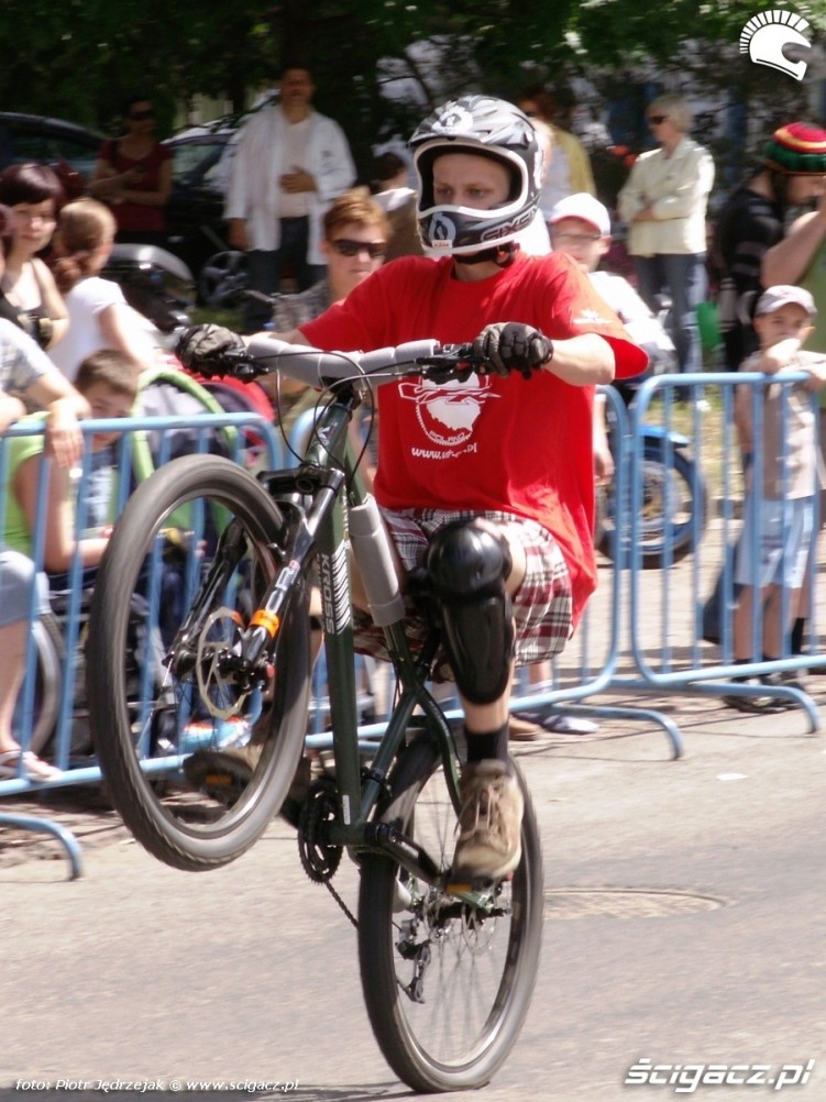wheelie rowerem - Dzien Dziecka w Centrum Zdrowia Dziecka 2011