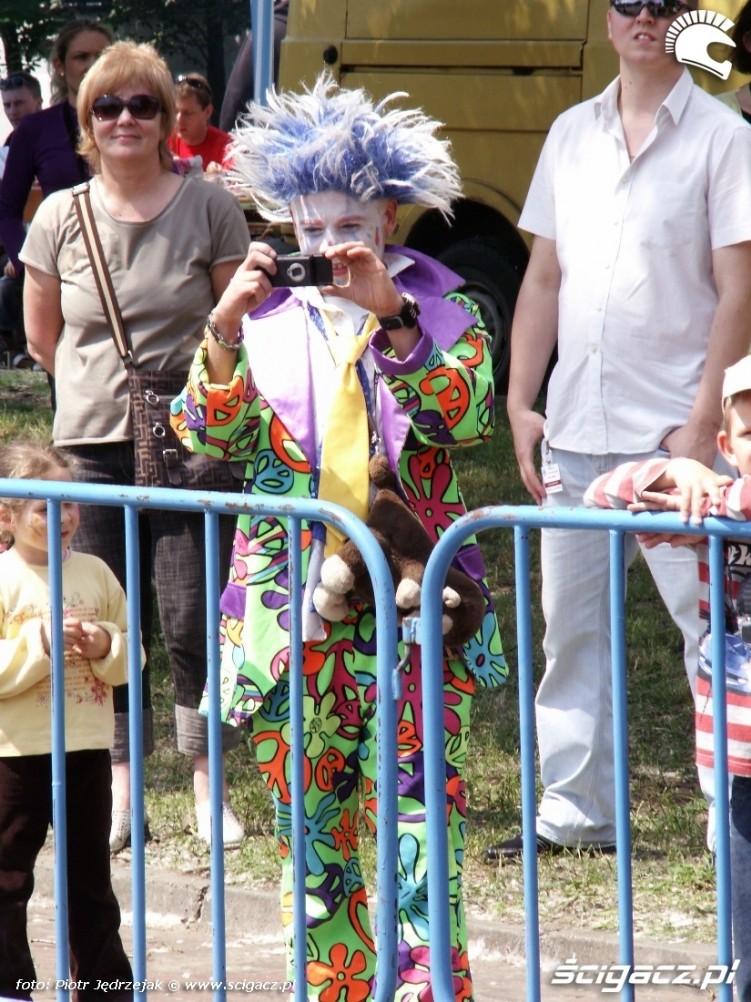 clown robi zdjecia stuntu Dzien Dziecka w Centrum Zdrowia Dziecka