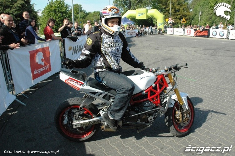 Motocyklowa niedziela BP Poznan Stunter na pokazie