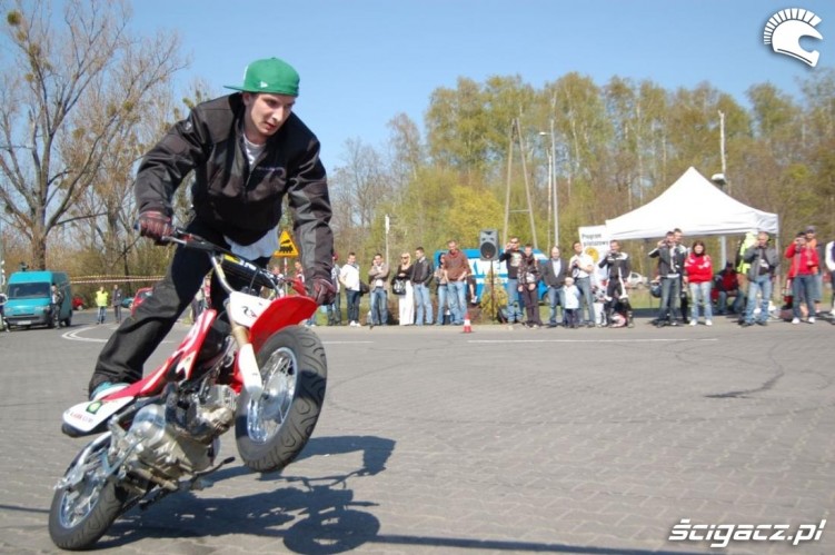 pocket stunt motocyklowa niedziela na BP w Poznaniu 2010