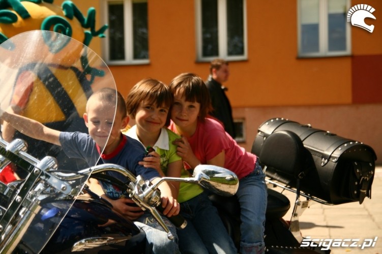 dzieciaki na motocyklu