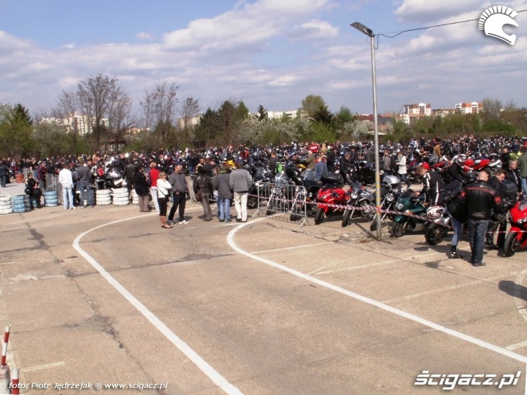 parking zapelniony Otwarcie sezonu motocyklowego Bemowo 2010