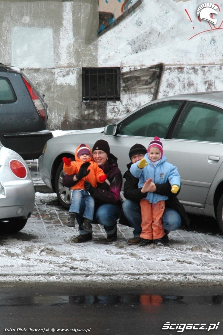 dzieci na chodniku w czasie parady motomikolaje w gdyni spocie i gdansku 2010