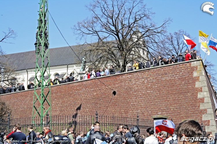Czestochowa 2010 wierni na murze
