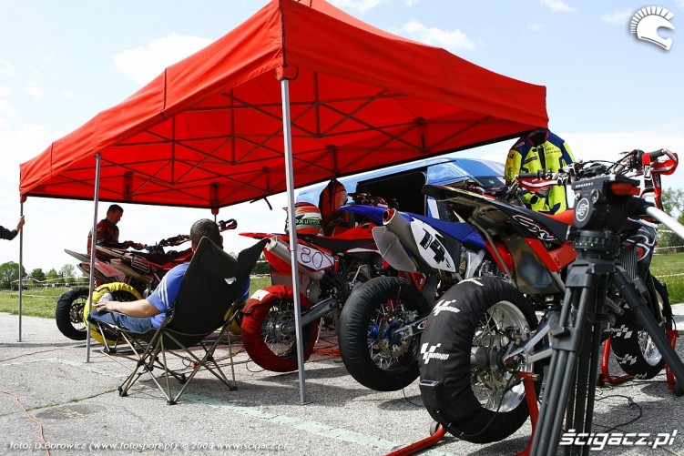 zawodnicy namiot bilgoraj supermoto motocykle 2008 a mg 0038