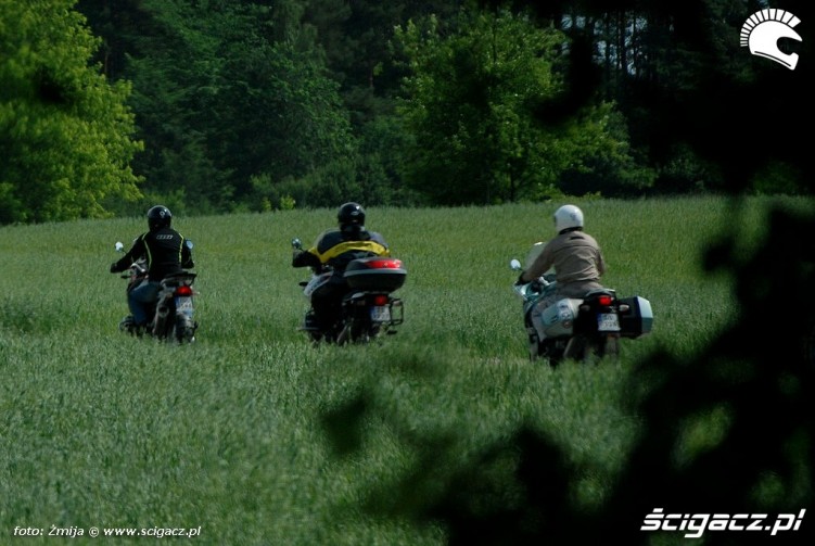 Motocykle BMW w polu
