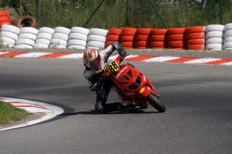 ostry zakret na skuterze