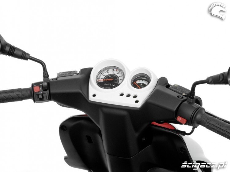 Yamaha Aerox R kokpit