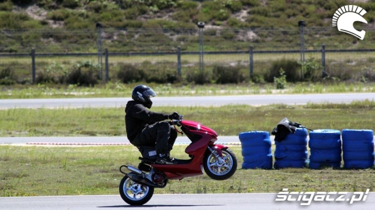 Yamaha Aerox wheelie tor