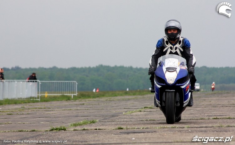 Wyscigi Bemowo Warszawa motocykl po biegu