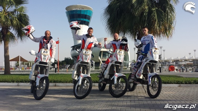 polska ekipa przed startem w Abu Dhabi Desert Challenge 2014