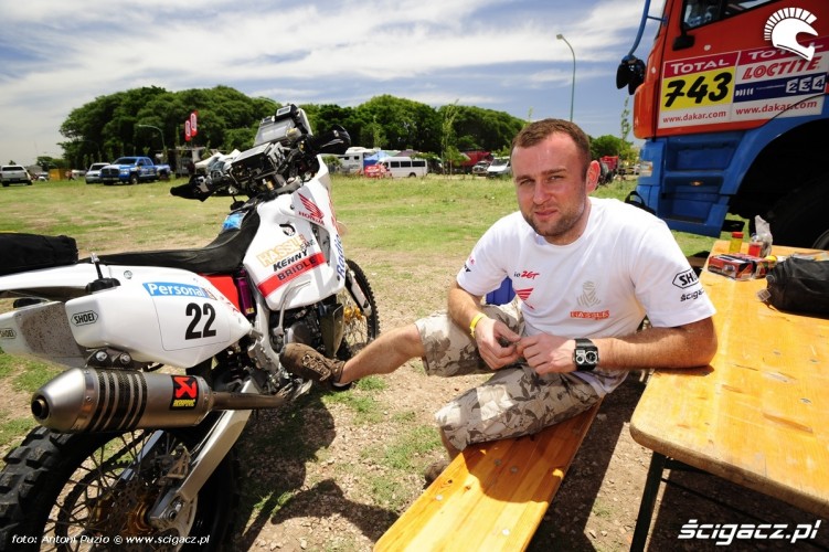 Jarmuz Krzysztof przy motocyklu Dakar 2010