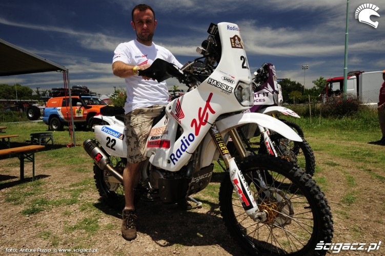 Krzysztof Jarmuz Radio Zet Dakar Team przy motocyklu