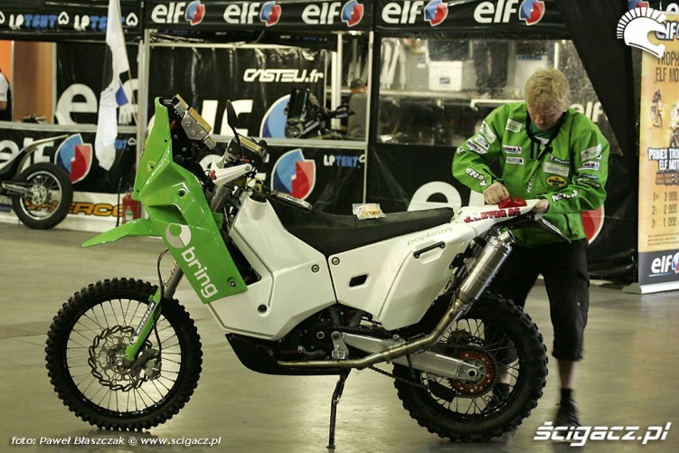 zawodnik przygotowuje motocykl do odbioru technicznego dakar 2010