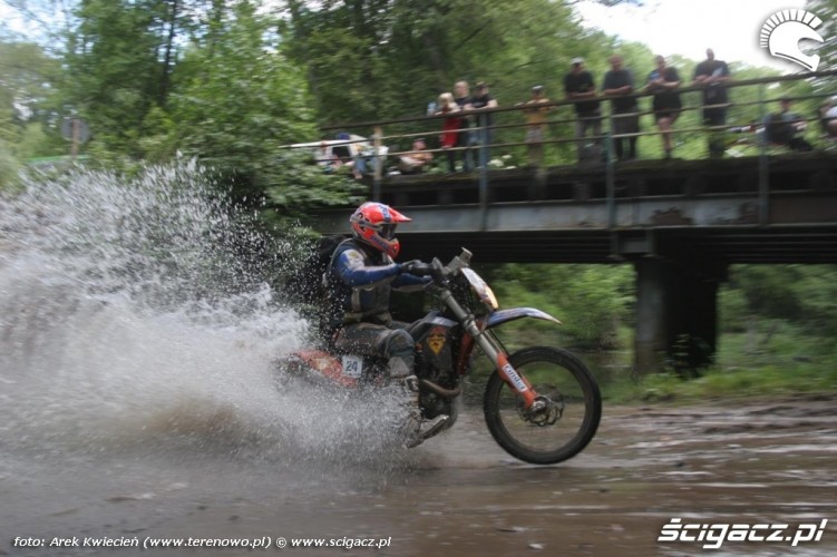 szybki przejazd motocyklisty przez wode