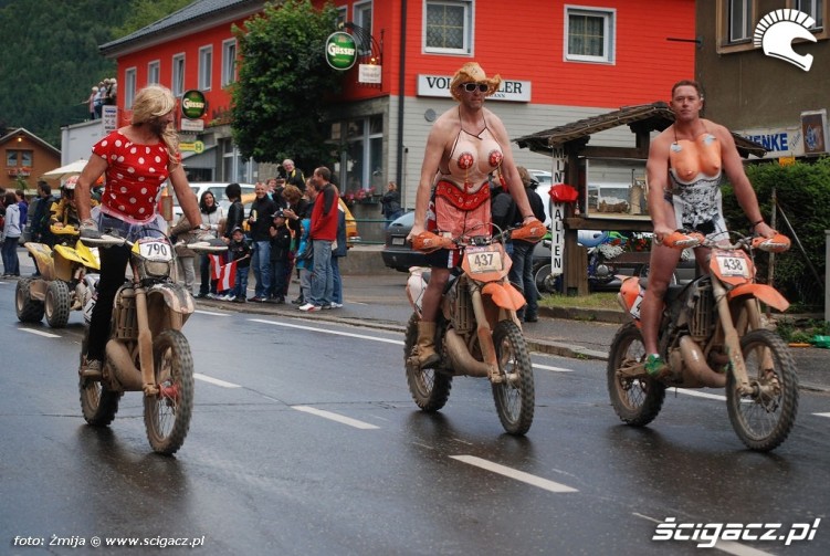 Motocyklisci przebrani za kobiety parada