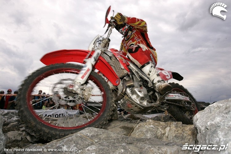 motocykl na kamieniach