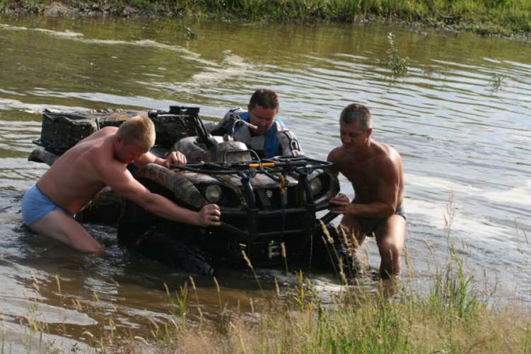 wyciaganie quada z wody
