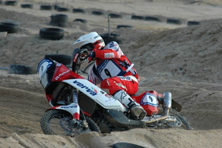 pokonywanie ostrego luku na enduro