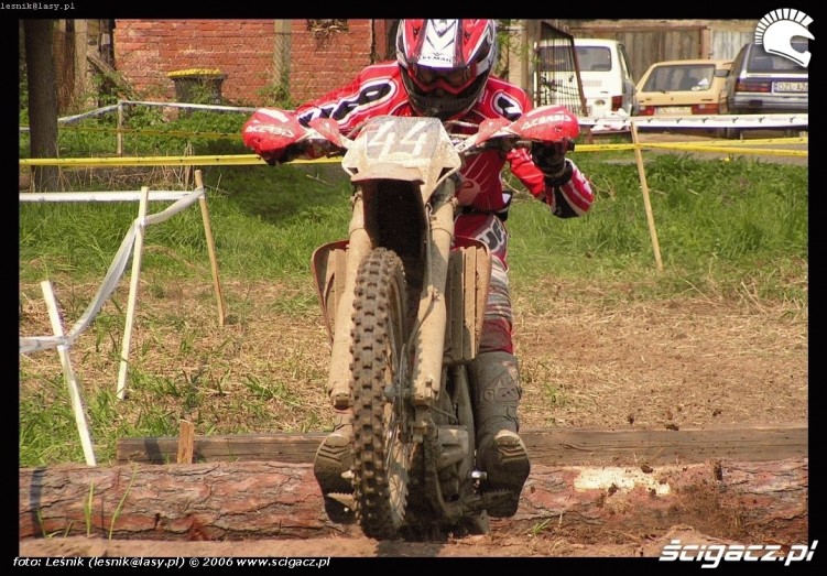 Enduro drzewo przeszkoda 025