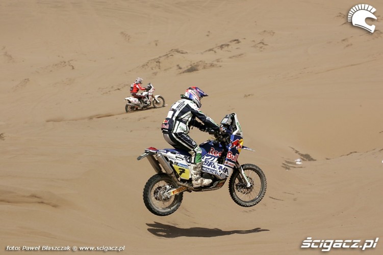 Rajd Dakar 2010 opuszcza pustynie lot nad piaskiem