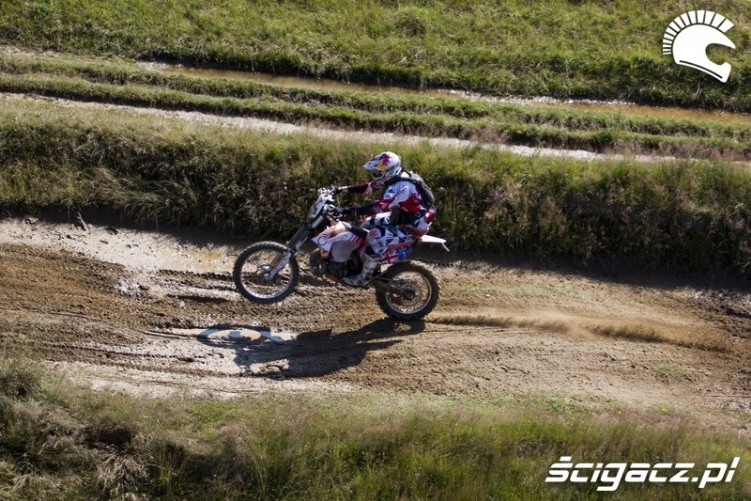 przez dziure na gumie