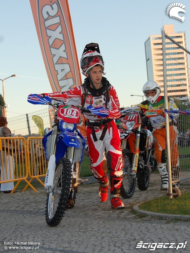 Marcin Frycz prowadzi motocykl Szesciodniowka 2009 4