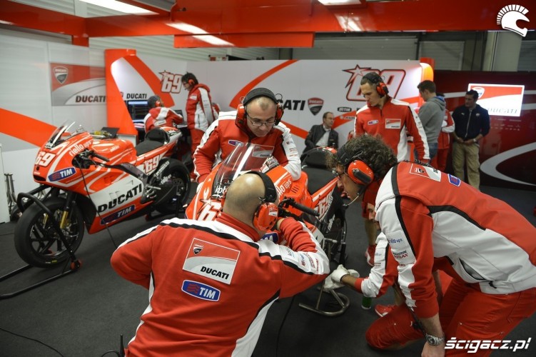 Zespol Ducati testy przedsezonowe MotoGP Jerez 2013