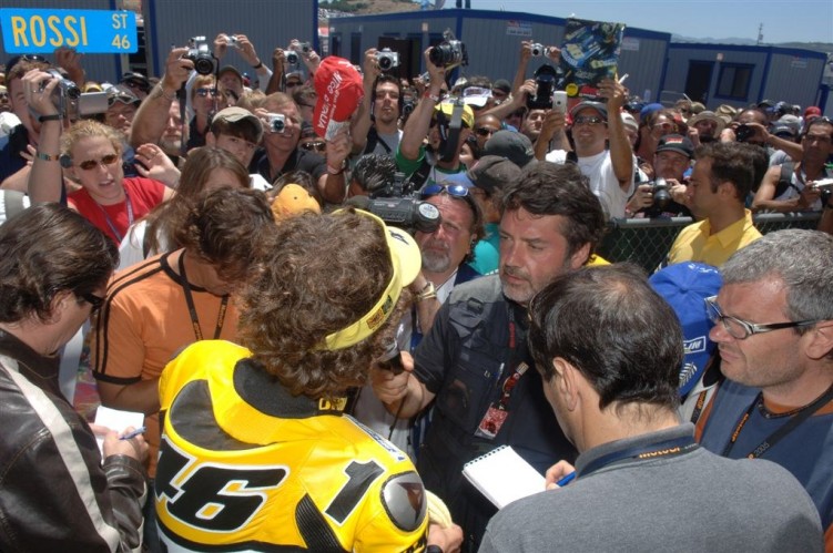 Rossi i dziennikarze foto Yamaha