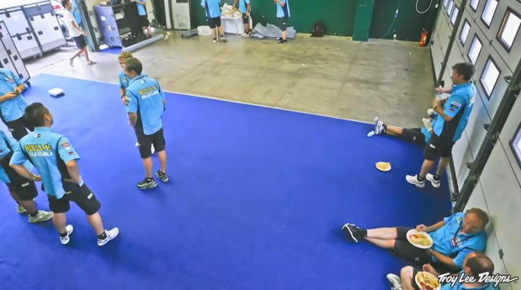 przekaska w trakcie pakowania boksow