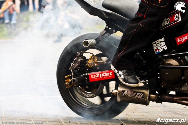 palenie gumy Moto Show 2014