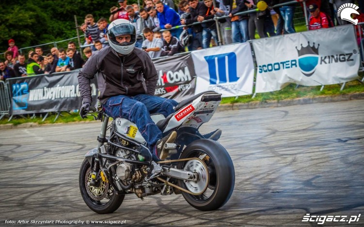 Lukasz FRS palenie gumy tylem Moto Show Bielawa Polish Stunt Cup 2015