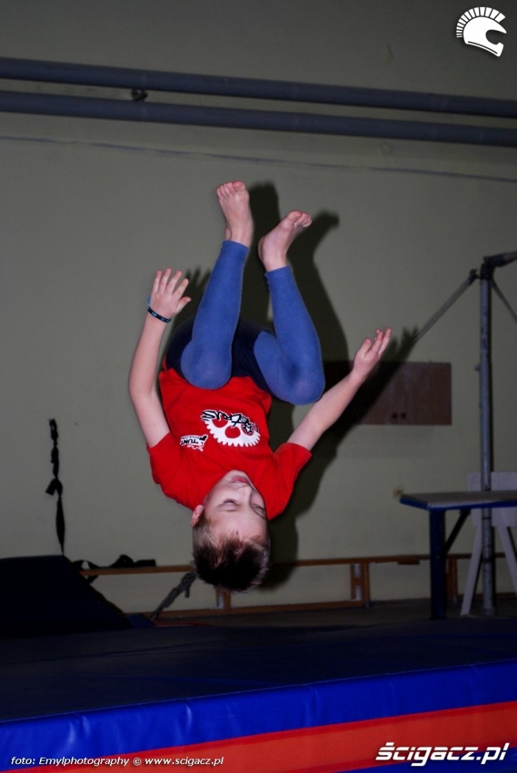 Gimnastyka Piotrus - mlody stunter (2)