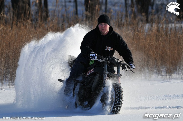 Beku drifty motocyklem w sniegu
