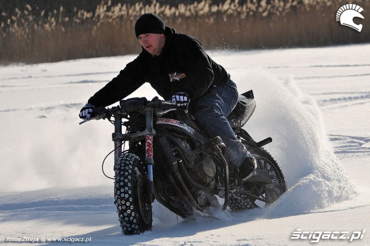 Drifty motocyklem na lodzie