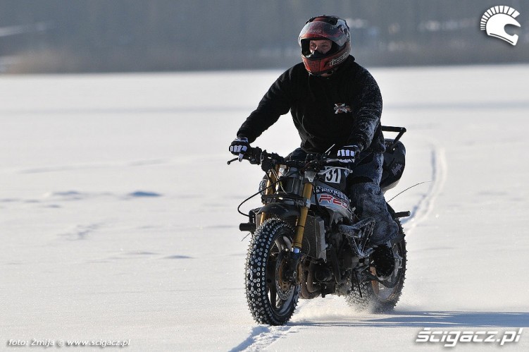 Jazda motocyklem po zamarznietym jeziorze Beku