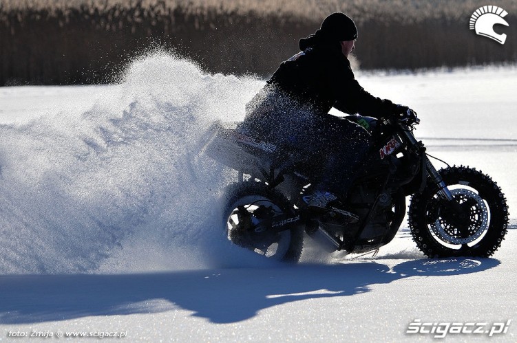 Jazda w sniegu motocyklem