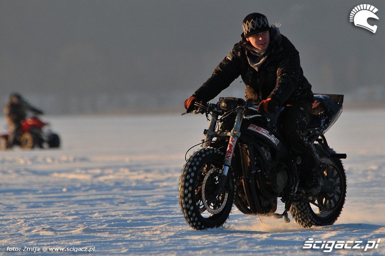 Simspon motocyklem po lodzie