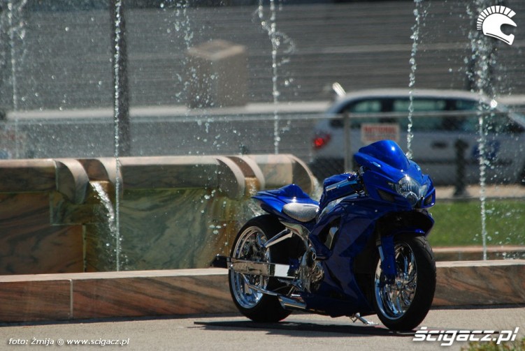 Motocykl przy fontannie