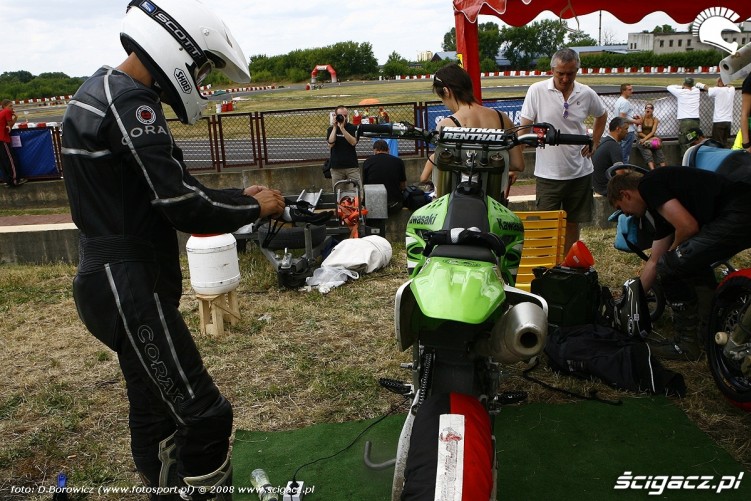 przygotowania do wyscigu radom supermoto motocykle lipiec 2008 c mg 0330