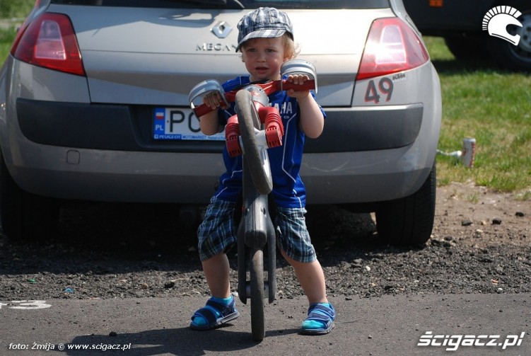 Wheelie na rowerze w wykonaniu dziecka