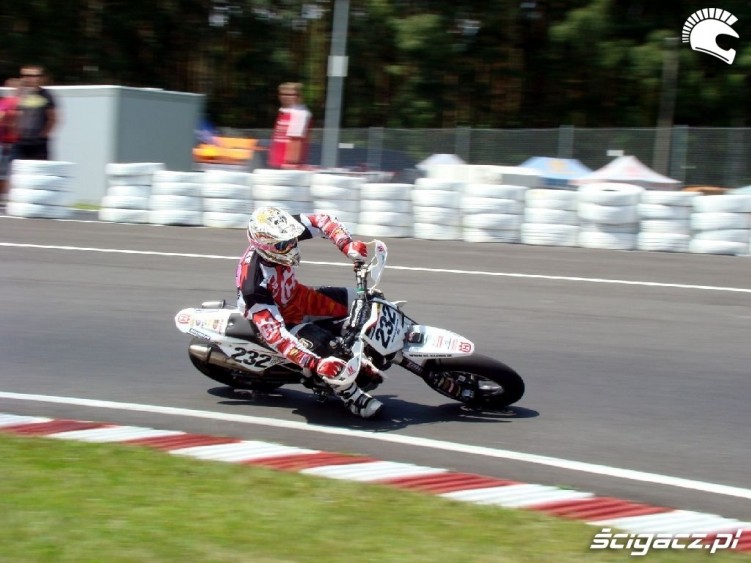 Wallrav Supermoto zakret