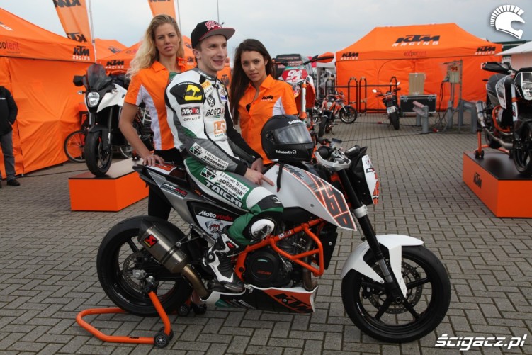 Adrian Pasek i dziewczyny KTM