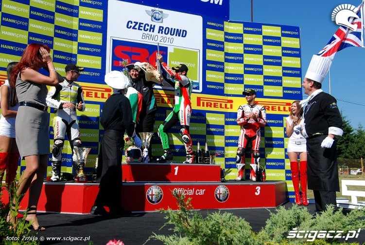 Biaggi swietuje zwyciestwo Brno 2010